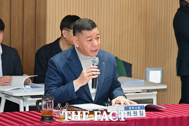 최원철 공주시장이 25일 청양군에서 열린 ‘민선8기 제4차 시장군수협의회’에서 정부의 송전선로 건설사업 정책 전면적인 재검토를 공식 건의하고 있다. /공주시