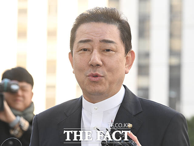 공천헌금·차남 특혜 채용 등 13개 의혹을 받는 김병기 무소속 의원이 26일 오전 서울 마포구 서울경찰청 공공범죄수사대에 피의자 신분으로 출석하며 입장을 밝히고 있다. /박헌우 기자