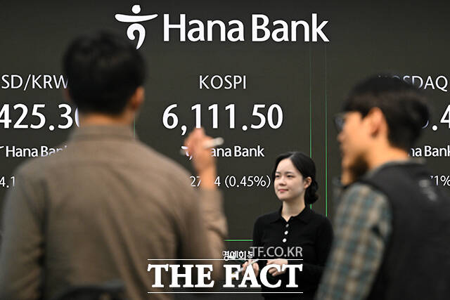 코스피 지수가 6000선을 돌파하며 강세 흐름을 보이고 있는 26일 오전 서울 중구 하나은행 본점 딜링룸 전광판에 지수가 나타나고 있다. /서예원 기자