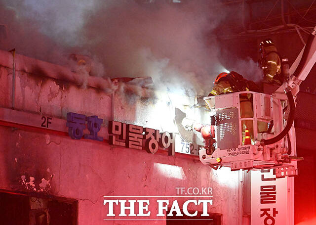 26일 오후 서울 중구 북창동의 한 식당에서 화재가 발생한 가운데 소방대원들이 화재를 진압하고 있다. /박헌우 기자