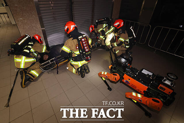 '미래형 재난대응 체계' 공개 시연 행사에서 저상소방차가 방수를 하고 있다.