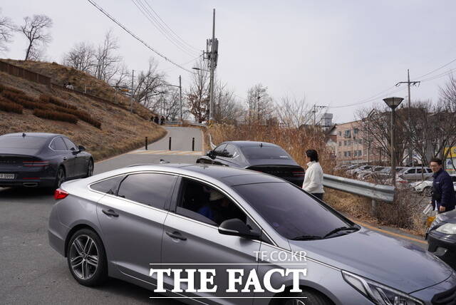 26일 전주시 덕진구 우아동1가 아중저수지(아중호수)로 향하는 옛 진출입로가 폐쇄된 가운데 도로 한 가운데에 볼라드만 덩그러니 설치돼 차량들이 뒤엉켜 있다. 현재 해당 도로에는 '도로 끝'이라는 표지판 하나만 설치돼 있다. /전주=김수홍 기자