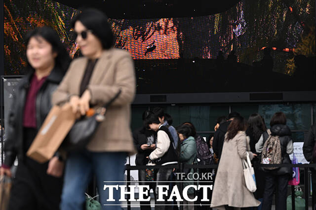 포근한 날씨를 보인 26일 서울 용산구 국립중앙박물관을 찾은 시민들이 남산타워를 배경으로 기념촬영을 하고 있다. /김성렬 기자