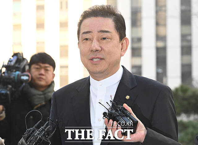 공천헌금·차남 특혜 채용 등 13개 의혹을 받는 김병기 무소속 의원이 26일 오전 서울 마포구 서울경찰청 공공범죄수사대에 피의자 신분으로 출석하며 입장을 밝히고 있다. /박헌우 기자