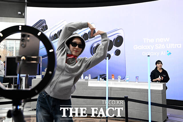 삼성전자가 ‘갤럭시 S26’ 시리즈를 공개한 26일 오후 서울 종로구 KT광화문 빌딩 웨스트 KT 대리점에서 직원들이 갤럭시 S26 시리즈를 소개하고 있다. /서예원 기자