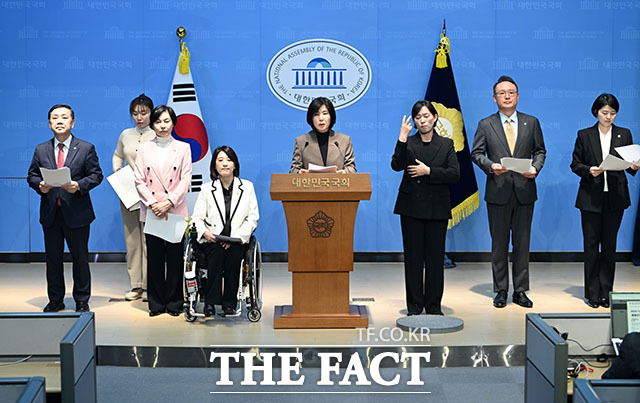 국회 보건복지위원회 야당 간사를 맡고 있는 김미애 국민의힘 의원(가운데)과 국민의힘 보건복지위원들이 26일 오후 서울 여의도 국회 소통관에서 민주당의 독단적 상임위 운영과 코로나 백신 관리 실패 관련 기자회견을 열고 발언을 하고 있다. /국회=남용희 기자