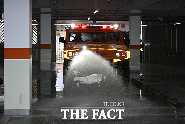 '미래형 재난대응 체계' 공개 시연 행사에서 저상소방차가 방수를 하고 있다.