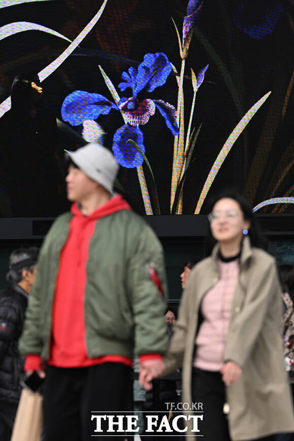 포근한 날씨를 보인 26일 서울 용산구 국립중앙박물관을 찾은 시민들이 남산타워를 배경으로 기념촬영을 하고 있다. /김성렬 기자