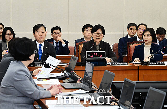 응급환자에 대한 우선 수용의무를 법제화해야 한다는 의원 요구에 정은경 보건복지부 장관은 의료사고 시 의사들에 대한 형사 법적 부담을 줄이는 의료사고 피해구제 및 의료분쟁 조정법 개정안(의료분쟁조정법 개정안)이 함께 개정되길 바란다고 밝혔다. 정은경 보건복지부 장관이 26일 오전 서울 여의도 국회에서 열린 보건복지위원회 전체회의에 출석해 질의에 답변을 하고 있다. /국회=배정한 기자