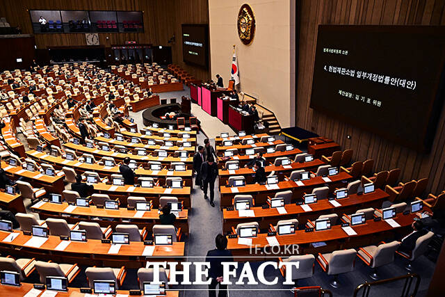 곽규택 국민의힘 의원이 26일 서울 여의도 국회에서 열린 제432회 국회(임시회) 제8차 본회의에 참석해 헌법재판소법 일부개정법률안(재판소원법)에 대한 무제한토론(필리버스터)를 하고 있다. /국회=배정한 기자