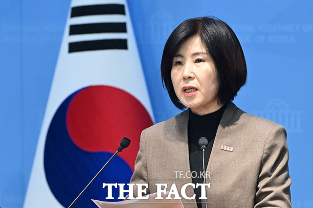 민주당의 독단적 상임위 운영과 코로나 백신 관리 실패 관련 기자회견 열고 발언하는 김미애 보건복지위 야당 간사.