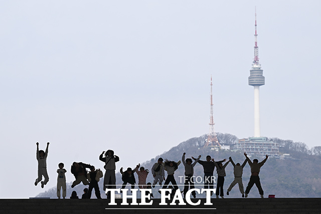 포근한 날씨를 보인 26일 서울 용산구 국립중앙박물관을 찾은 시민들이 남산타워를 배경으로 기념촬영을 하고 있다. /김성렬 기자