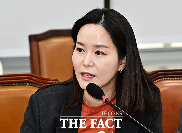 이주영 개혁신당 의원(왼쪽)이 26일 오전 서울 여의도 국회에서 열린 보건복지위원회 전체회의에 참석해 의사진생 발언을 하고 있다. /국회=배정한 기자