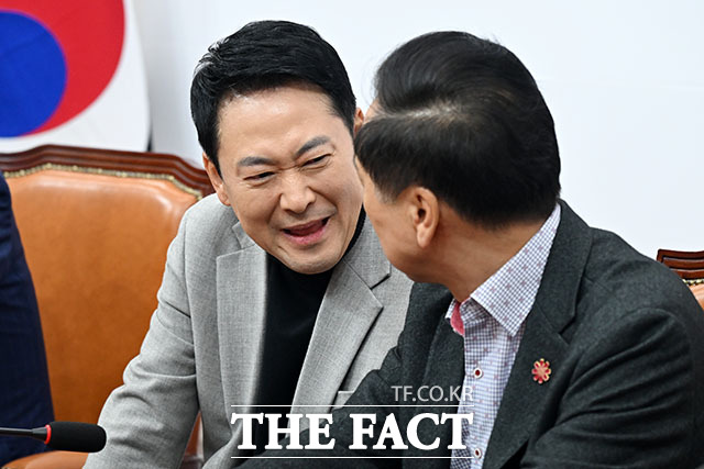 국민의힘 재선 의원들이 26일 국회에서 모임을 갖고 당내 진로와 현안에 대한 '끝장 토론'을 위한 의원총회 개최를 요구했다. 사진은 장동혁 대표. /남용희 기자