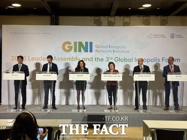 스페인 남부 휴양 도시 말라가 무역 전시 컨벤션 센터에서 현지시각 25일 오전에 열린 GINI 도시 대표자 회의에 참석한 최성아 대전시 정무경제과학부시장과 도시 대표자들이 언론 브리핑에서 대표자 회의 결과를 설명하고 있다. /스페인 말라가 대전시 공동 취재단