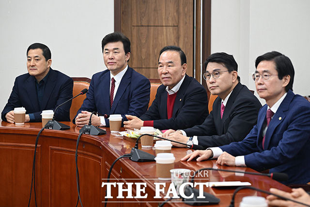 4선 이상 중진 의원들과 면담 갖는 장 대표.