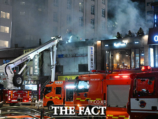 26일 오후 서울 중구 북창동의 한 식당에서 화재가 발생한 가운데 소방대원들이 화재를 진압하고 있다. /박헌우 기자