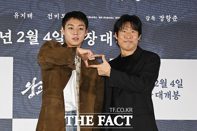 배우 박지훈(왼쪽)과 유해진이 출연한 영화 '왕과 사는 남자'가 평일에 30만 관객을 사로잡으며 박스오피스 1위를 굳건히 지켰다. /송호영 기자