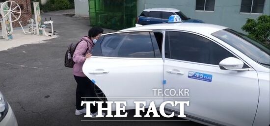 경기도내 교통취약지역에 거주하는 한 어르신이 경기도의 '수요응답형 복지택시'를 이용하기 위해 탑승하고 있다. /경기도