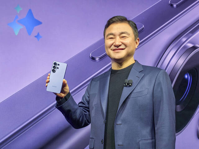 25일(현지시간) 미국 샌프란시스코에 위치한 팰리스 오브 파인 아트에서 개최된 '갤럭시 언팩 2026)' 행사에서 노태문 삼성전자 대표이사 사장이 3세대 AI폰 '갤럭시 S26 시리즈'를 소개하고 있다. /삼성전자