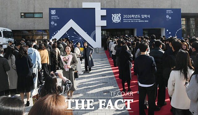 26일 오전 서울 관학구 서울대학교에서 입학식이 열린 가운데 한 입학생 가족이 사진을 찍고 있다. /박상민 기자