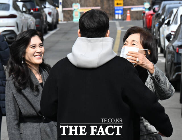 이부진 호텔신라 사장(왼쪽)과 홍라희 리움미술관 명예관장이 26일 서울 관악구 서울대학교 2026학년도 입학식에 참석해 이 사장의 아들 임동현 군의 입학을 축하하고 있다. /이새롬 기자