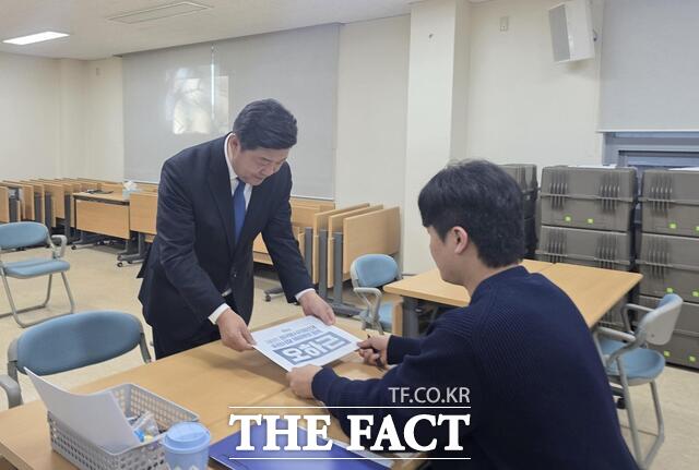 더불어민주당 오하근 전 전남도의원이 26일 순천시선거관리위원회에서 제9회 전국동시지방선거 순천시장 예비후보 등록을 하고 있다. /오하근 선거캠프