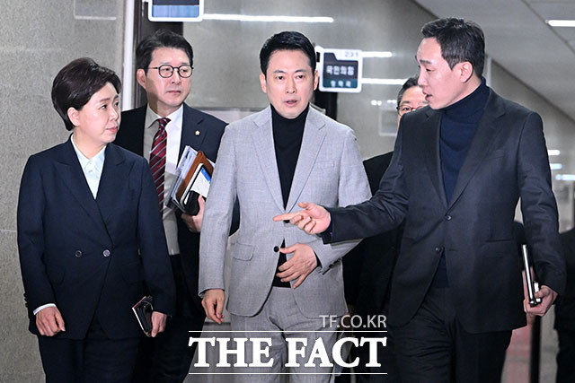 '원내대표 없는 최고위원회의' 속 타는 장 대표.