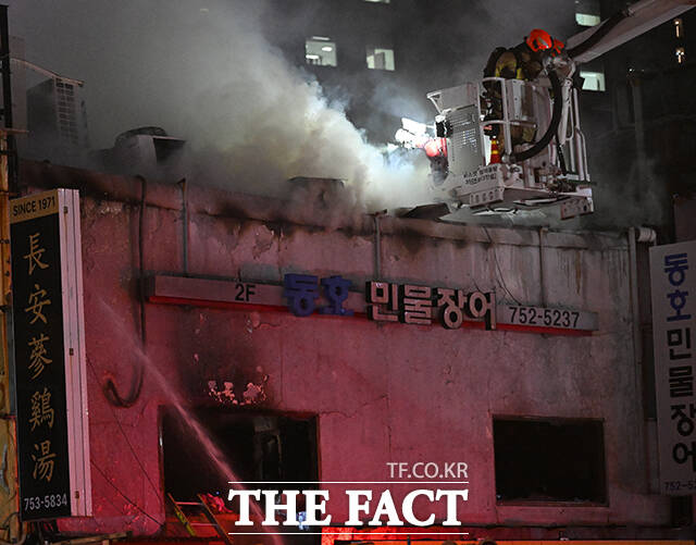 26일 오후 서울 중구 북창동의 한 식당에서 화재가 발생한 가운데 소방대원들이 화재를 진압하고 있다. /박헌우 기자