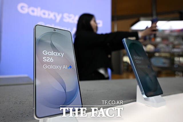 삼성전자가 ‘갤럭시 S26’ 시리즈를 공개한 26일 오후 서울 종로구 KT광화문 빌딩 웨스트 KT 대리점에서 직원들이 갤럭시 S26 시리즈를 소개하고 있다. /서예원 기자
