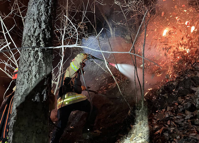 25일 오후 경북 영주시 안정면 용산리 야산에 공군 전투기가 추락하면서 발생한 산불을 소방당국이 진화하고 있다. /경북소방본부