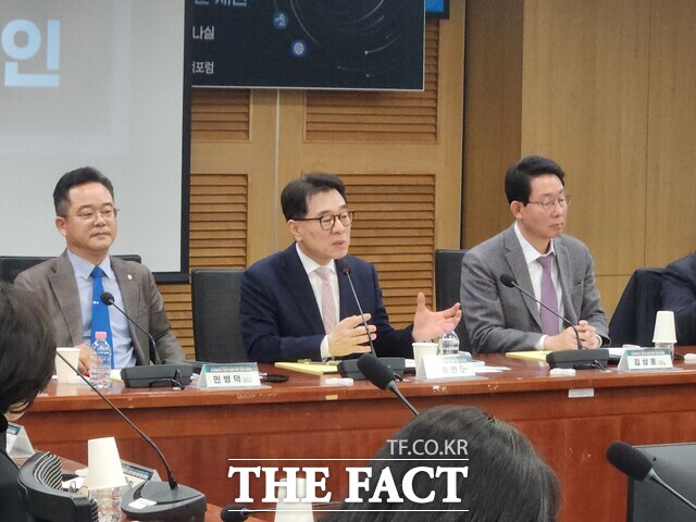 26일 오후 서울 여의도 국회의원회관에서 열린 '디지털자산 2단계 입법 방향 점검 토론회'에서 여야 의원들이 스테이블코인 '은행 51%룰'과 가상자산 거래소 대주주 지분 제한 규제에 대해 한목소리로 우려를 표하며 속도감 있는 입법을 촉구하고 있다. /박지웅 기자