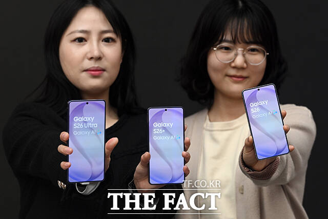 삼성전자가 ‘갤럭시 S26’ 시리즈를 공개한 26일 오후 서울 종로구 KT광화문 빌딩 웨스트 KT 대리점에서 직원들이 갤럭시 S26 시리즈를 소개하고 있다. /서예원 기자