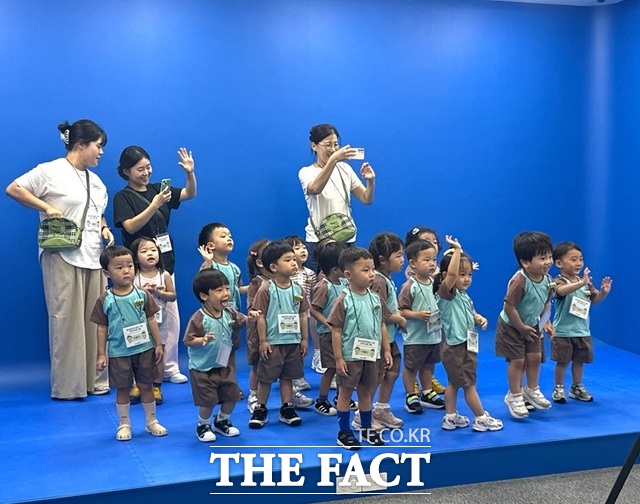 달성어린이숲도서관 견학 프로그램에 참여한 어린이들. /대구 달성군