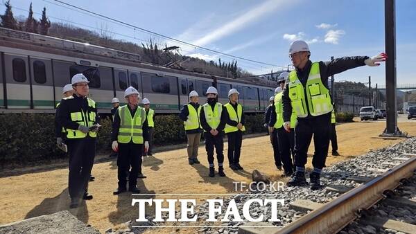 대전교통공사 박필우 기술이사(왼쪽에서 첫번째)가 26일 차량기지 등 주요 현장에 방문해 도시철도 시설물을 점검하고 있다. /대전교통공사