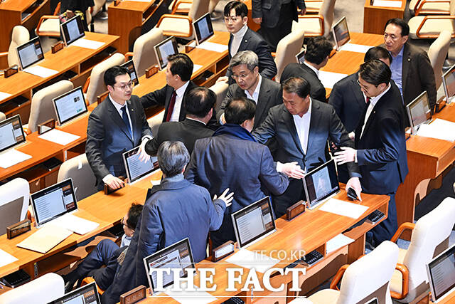 박충권 국민의힘 의원(윗쪽)이 26일 서울 여의도 국회에서 열린 제432회 국회(임시회) 제8차 본회의에 참석해 본인을 향해 “야 임마”라고 발언한 박선원 더불어민주당 의원(아랫쪽)에게 항의를 하고 있다. /국회=배정한 기자