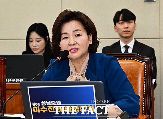 이수진 더불어민주당 의원이 26일 오전 서울 여의도 국회에서 열린 보건복지위원회 전체회의에 참석해 의사진생 발언을 하고 있다. /국회=배정한 기자