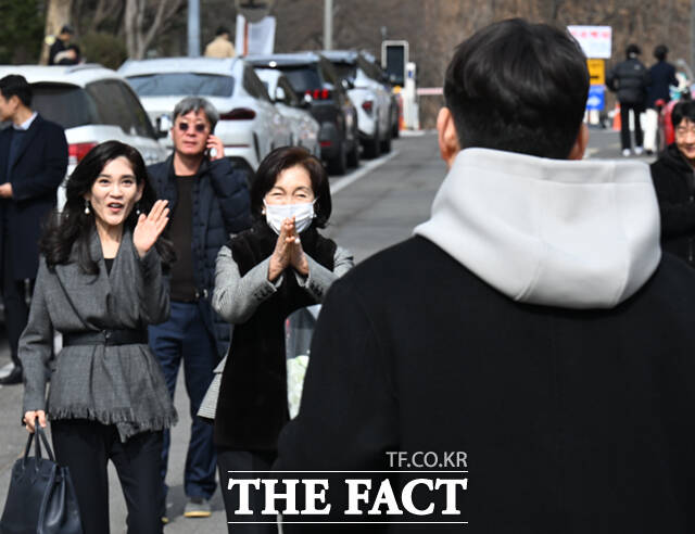 이부진 호텔신라 사장(왼쪽)과 홍라희 리움미술관 명예관장이 26일 서울 관악구 서울대학교 2026학년도 입학식에 참석해 이 사장의 아들 임동현 군의 입학을 축하하고 있다. /이새롬 기자