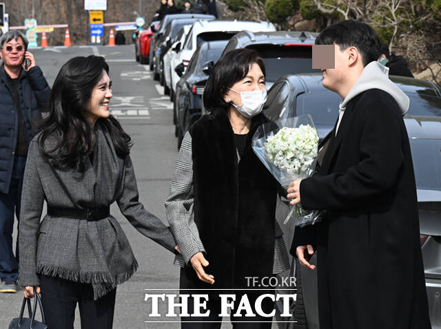 이부진 호텔신라 사장(왼쪽)과 홍라희 리움미술관 명예관장이 26일 서울 관악구 서울대학교 2026학년도 입학식에 참석해 이 사장의 아들 임동현 군의 입학을 축하하고 있다. /이새롬 기자