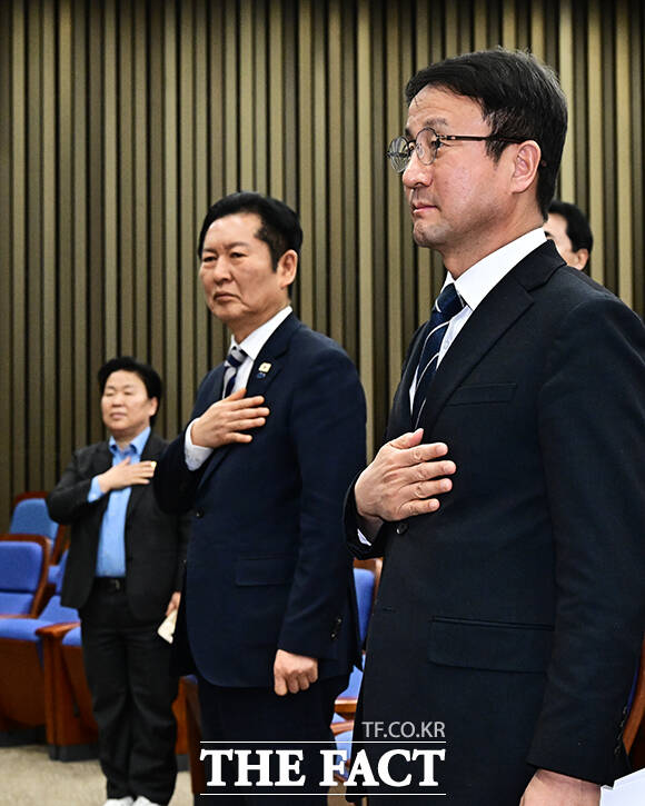 한병도 더불어민주당 원내대표가 26일 오후 서울 여의도 국회에서 열린 의원총회에 참석해 모두발언을 하고 있다. /국회=배정한 기자