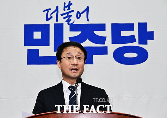 한병도 더불어민주당 원내대표가 26일 오후 서울 여의도 국회에서 열린 의원총회에 참석해 모두발언을 하고 있다. /국회=배정한 기자