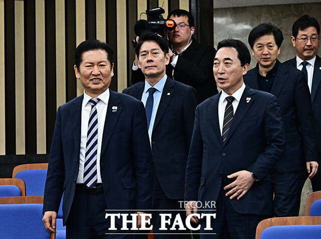 한병도 더불어민주당 원내대표가 26일 오후 서울 여의도 국회에서 열린 의원총회에 참석해 모두발언을 하고 있다. /국회=배정한 기자