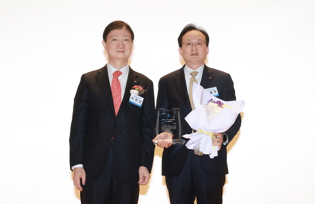 지난 25일 금융감독원에서 열린 '2025년 1사1교 금융교육 우수 사례 시상식'에서 이찬진 금융감독원장(왼쪽)과 이환주 KB국민은행장이 기념촬영을 하고 있다. /KB국민은행