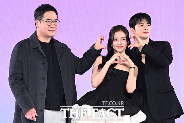 김정식 감독과 블랙핑크 지수, 배우 서인국(왼쪽부터)이 26일 오전 서울 종로구 JW 메리어트 동대문 스퀘어에서 열린 넷플릭스 새 시리즈 ‘월간남친’ 제작발표회에 참석해 포즈를 취하고 있다. /김성렬 기자