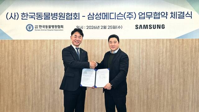 최이돈 한국동물병원협회 회장(왼쪽)과 유규태,삼성메디슨 대표가 업무협약을 맺고 수의사 대상 초음파 교육 네트워크 구축을 추진한다. /삼성메디슨