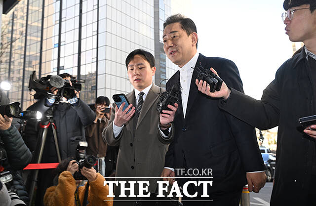 공천헌금·차남 특혜 채용 등 13개 의혹을 받는 김병기 무소속 의원이 26일 오전 서울 마포구 서울경찰청 공공범죄수사대에 피의자 신분으로 출석하며 입장을 밝히고 있다. /박헌우 기자