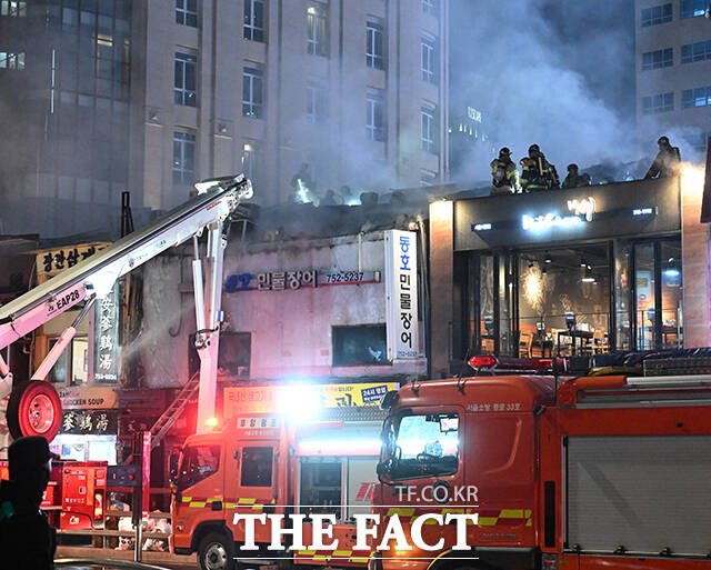 26일 오후 서울 중구 북창동의 한 식당에서 화재가 발생한 가운데 소방대원들이 화재를 진압하고 있다. /박헌우 기자