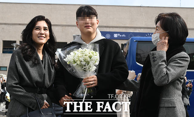 이부진 호텔신라 사장(왼쪽)과 어머니인 홍라희 리움미술관 명예관장이 26일 오전 서울 관악구 서울대학교에서 열린 아들 임동현 군의 입학식에 참석해있다. /서울대=박상민 기자