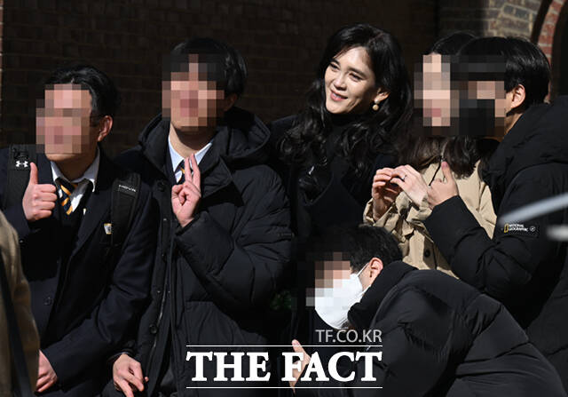 이부진 호텔신라 사장이 지난 9일 오전 서울 강남구 휘문고등학교에서 열린 아들 임동현 군의 졸업식에 참석해 참석자들과 기념사진을 촬영하고 있다. /이새롬 기자