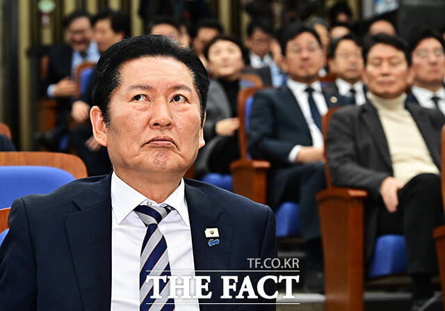 한병도 더불어민주당 원내대표가 26일 오후 서울 여의도 국회에서 열린 의원총회에 참석해 모두발언을 하고 있다. /국회=배정한 기자